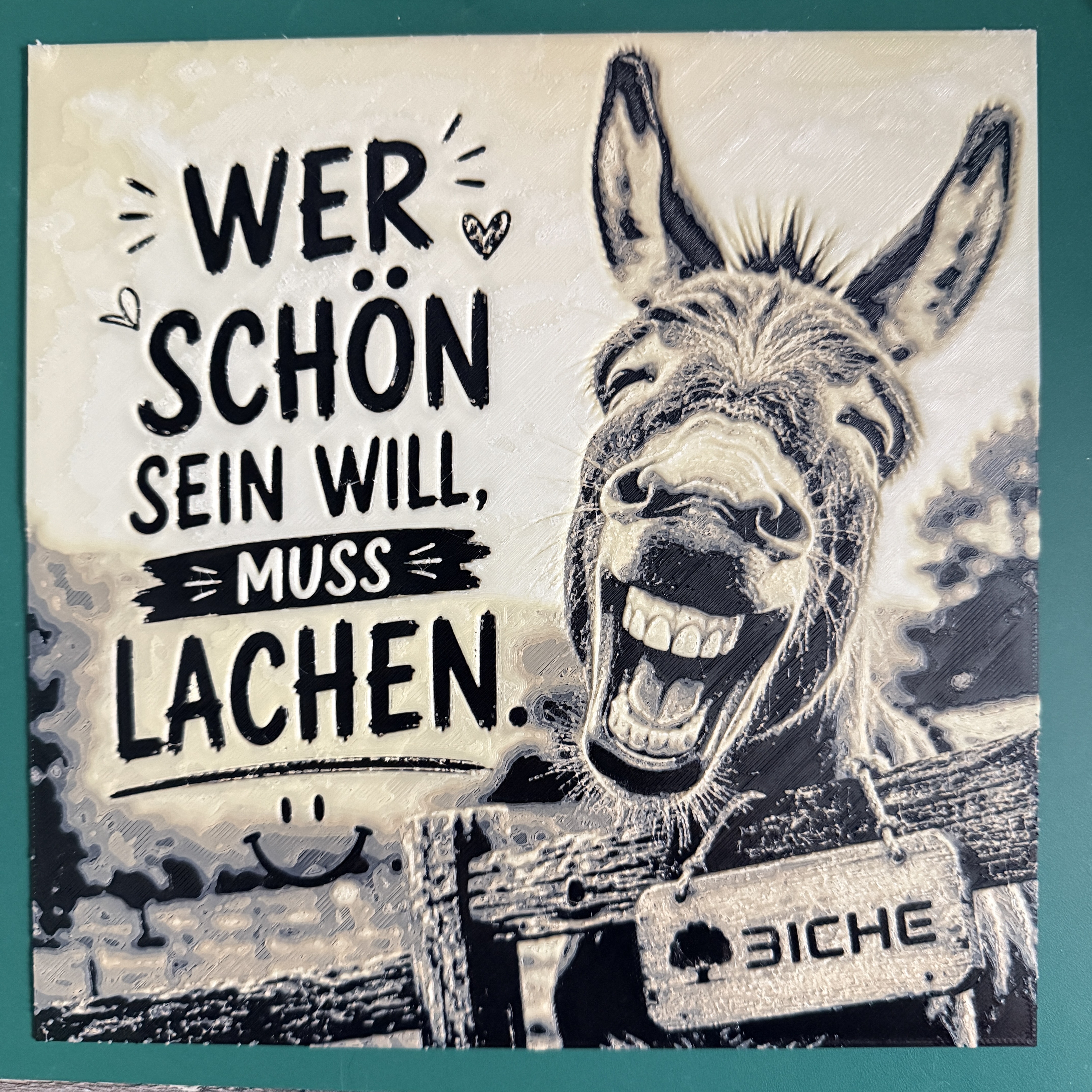 3D-Wandbild „Wer schön sein will, muss lachen“ – mehrfarbiger PETG-Druck (20 × 20 cm)